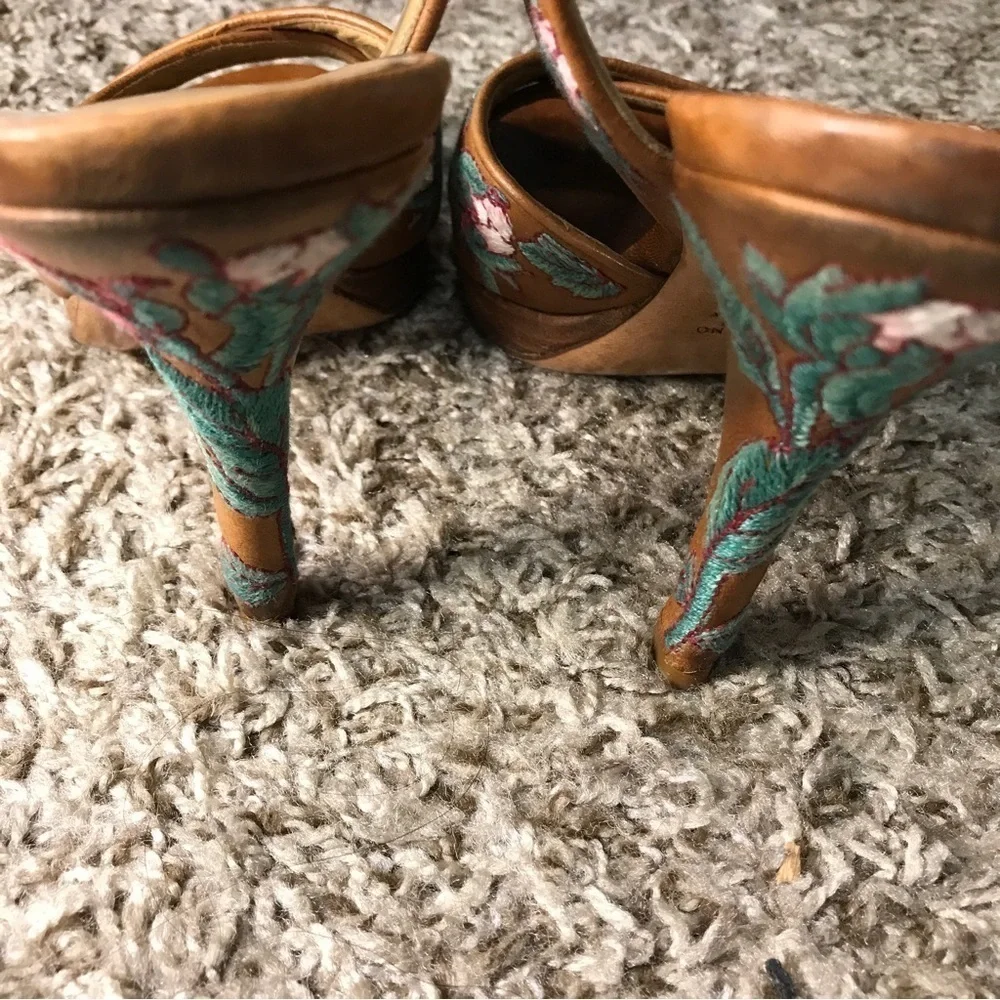 *Vintage* Valentino Garavani women’s pink blue floral embroidered leather heels